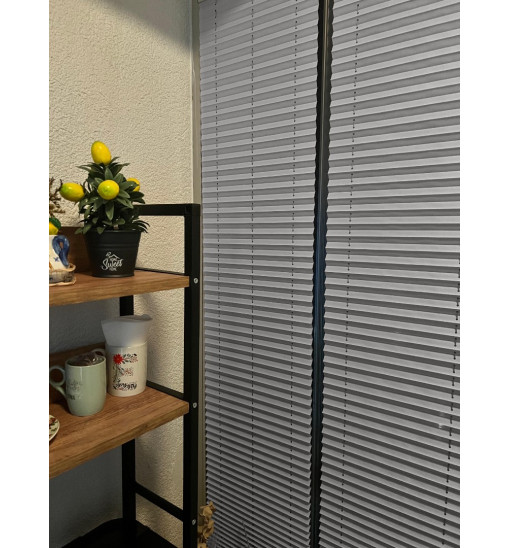 Koyu gri plise perde cam balkon uygulaması