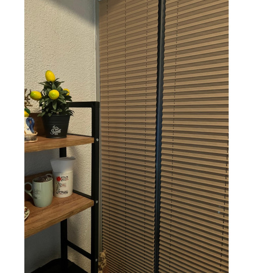 Kahverengi plise perde cam balkon uygulaması